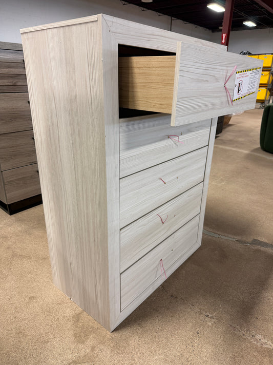 5 drawer dresser - Handles are installed in the drawers to prevent loss
