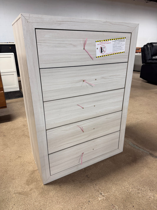 5 drawer dresser - Handles are installed in the drawers to prevent loss