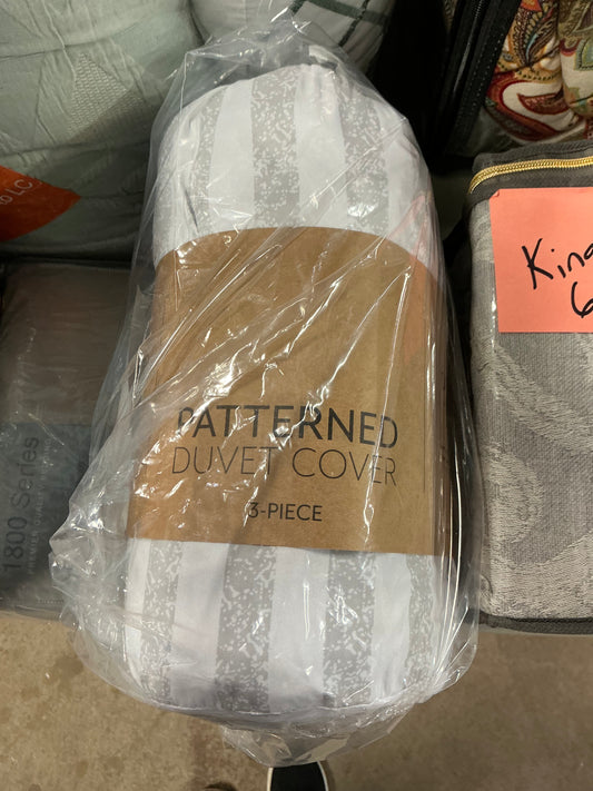 White and gray striped, 3-piece patterned duvet cover set size king/cal