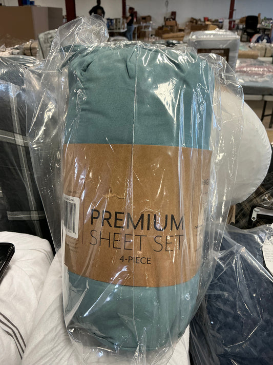 King Size iEnjoy Home Soft Essentials Ultra-Soft 4-Piece Bed Sheet Set in the color 'Foaming Ocean