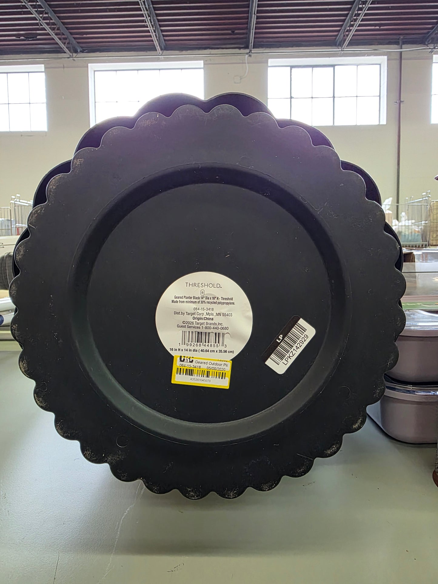 Geared Outdoor Planter Black 14"x16"